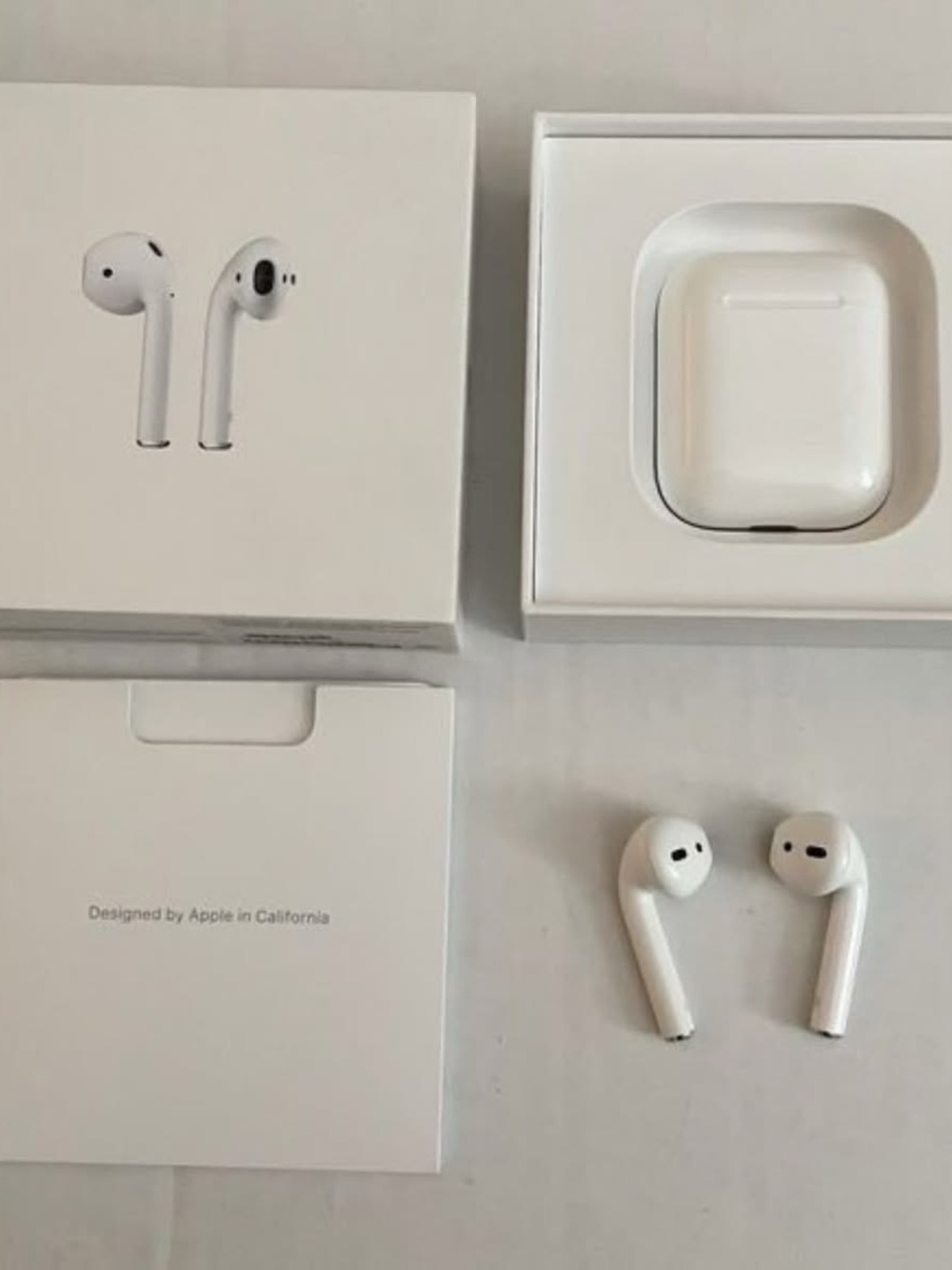 Apple White Wireless Earbuds with White Charging Case